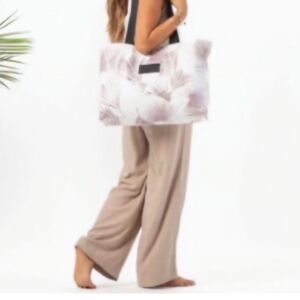 NWT Aloha Coll. Splash-Proof Bag Travel Weekend Trip Bag 4-Zip Pockets & Closure